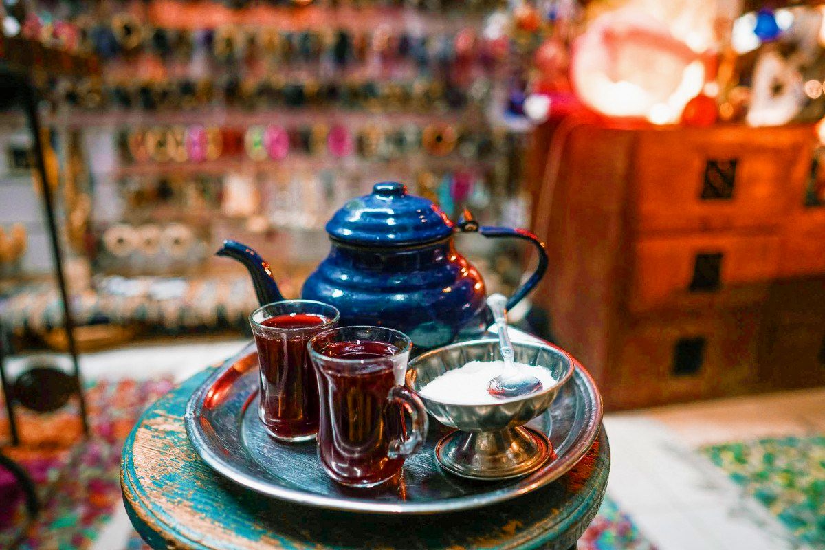 Té servido en un café tradicional de El Cairo.